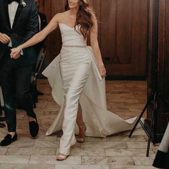 Monique Lhuillier Couture Wedding Gown - Picture 5 of 12